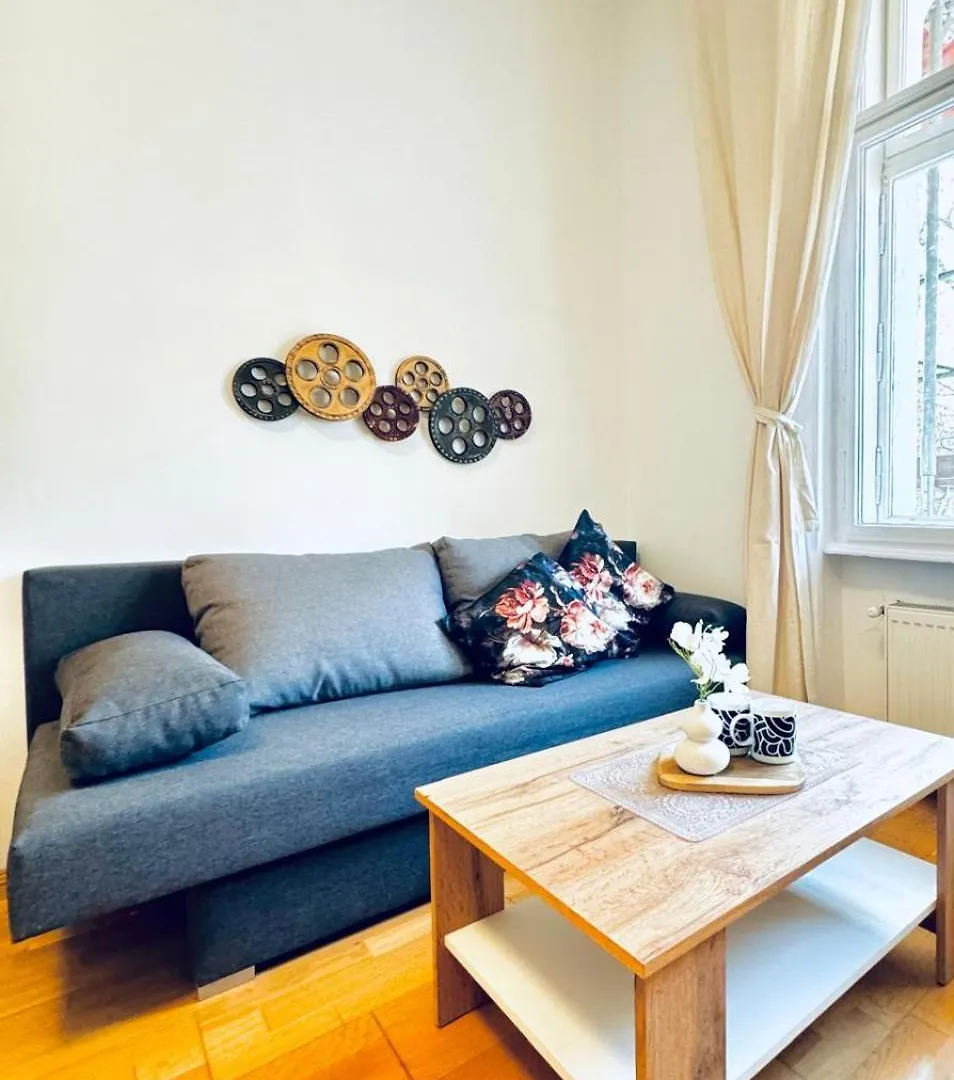 Comfy Rooms In A Shared Apartment, Only 17Min Walk To Schoenbrunn Vienna